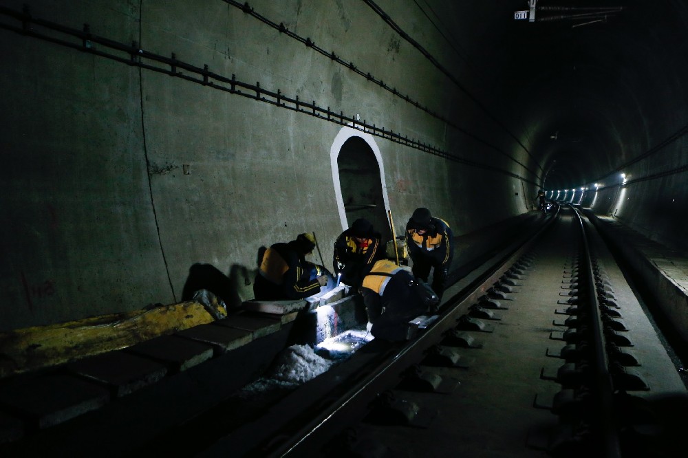 凉城铁路运营隧道病害现状